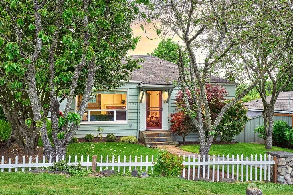 Property photo for 4124 Sw 104th Street, Seattle