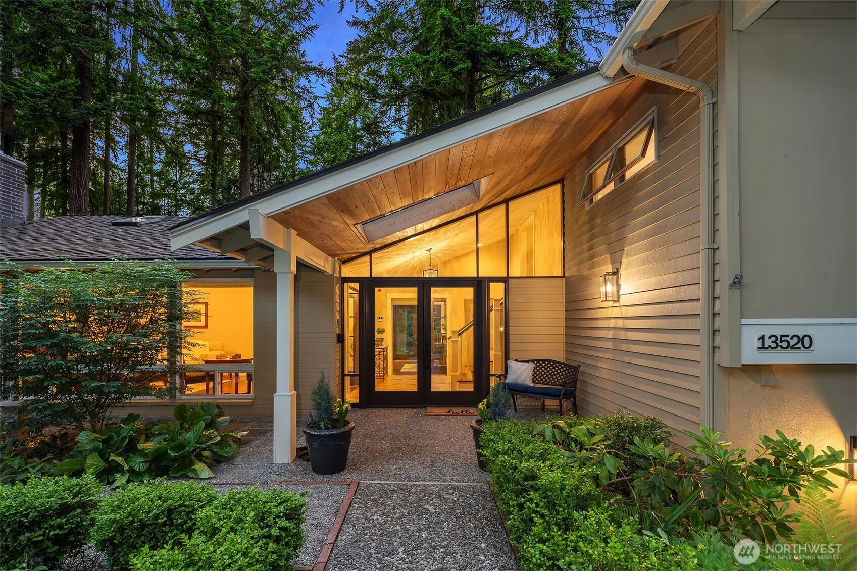 Property photo for 13520 Ne 50th Street, Bellevue photo 3