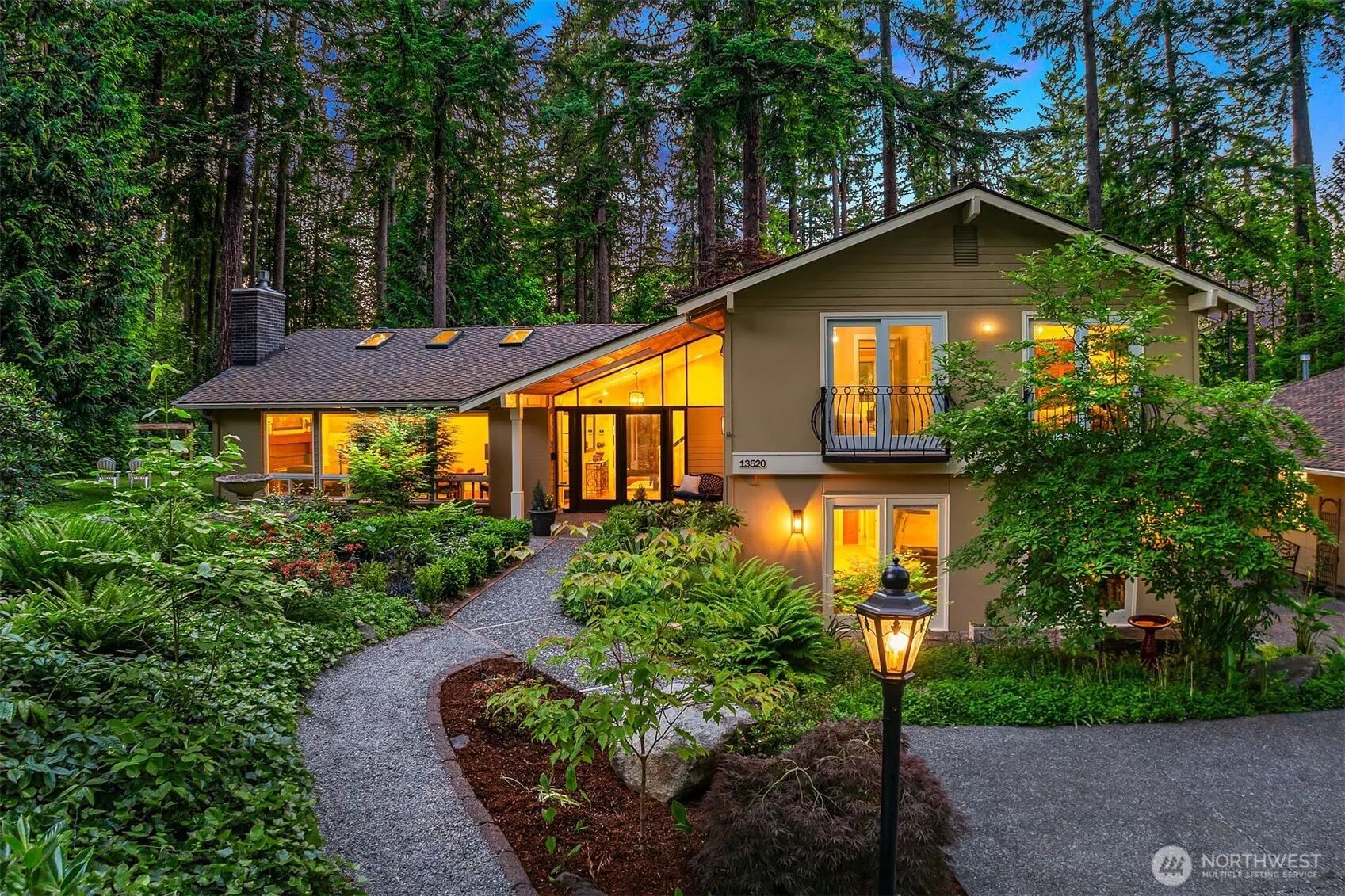Property photo for 13520 Ne 50th Street, Bellevue photo 2