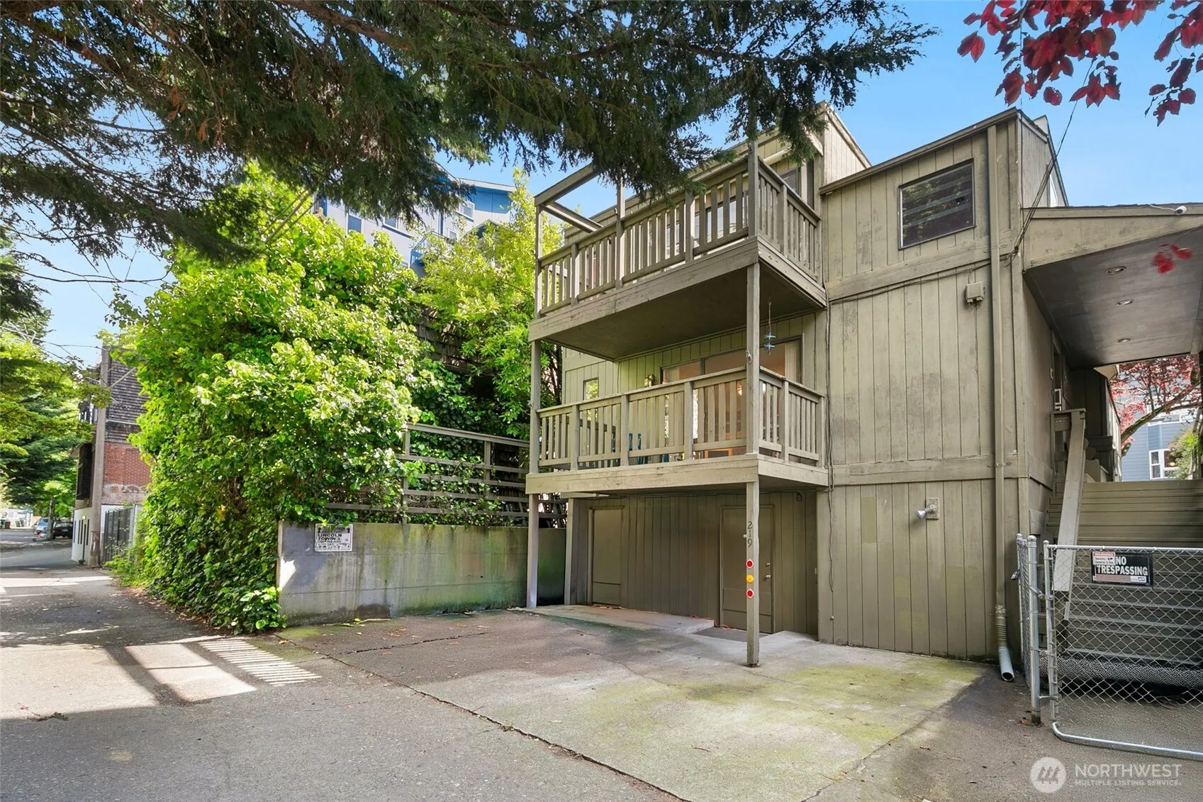 Property photo for 219 Boylston Avenue E, Seattle photo 2