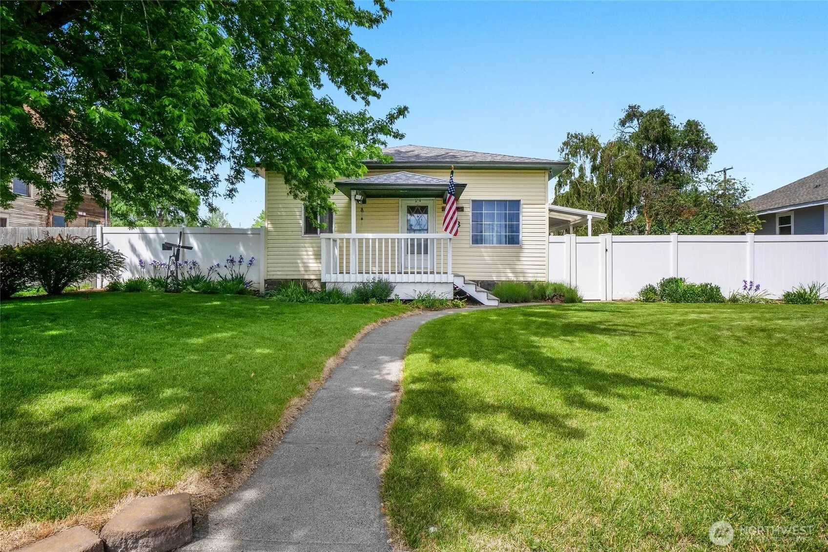 Property photo for 213 E 3rd Street, Lind
