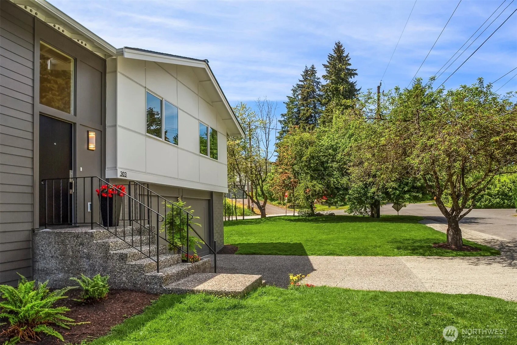 Property photo for 303 Ne 133rd Street, Seattle photo 2