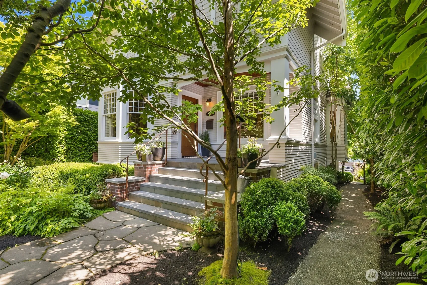 Property photo for 914 18th Avenue E, Seattle photo 2