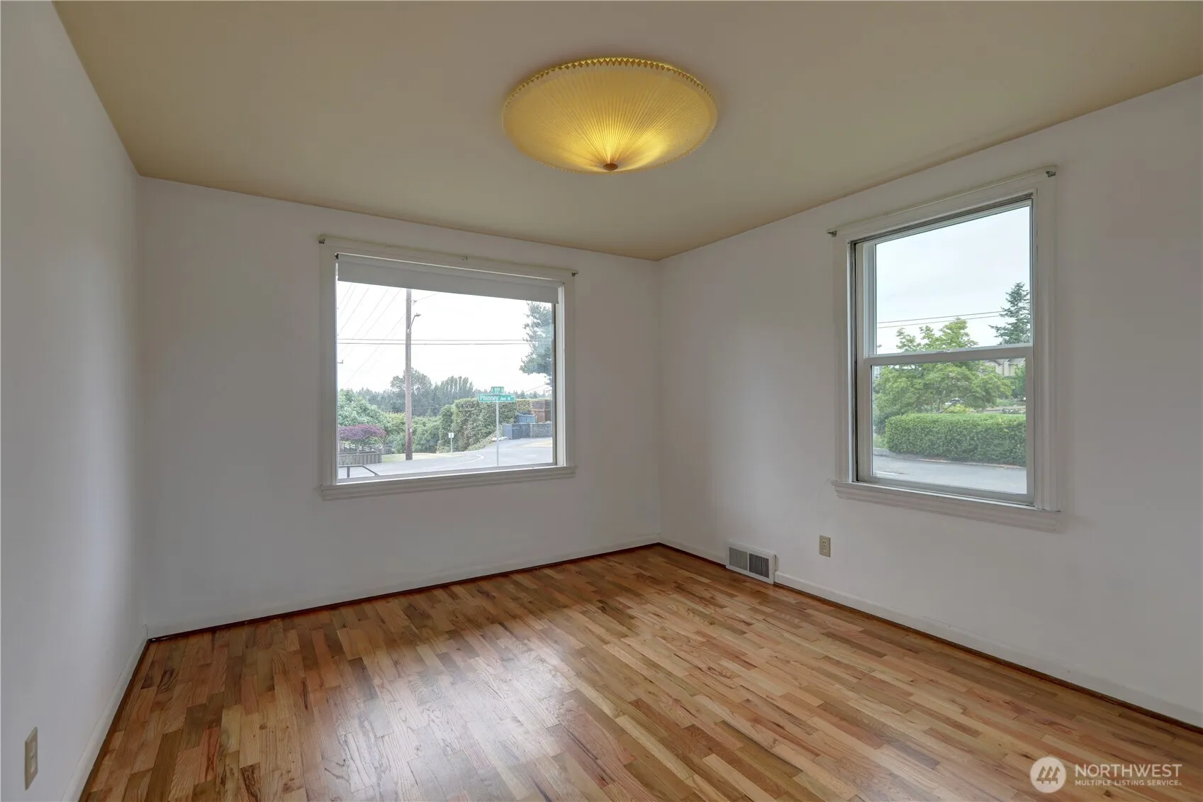 Property photo for 9256 Phinney Avenue N, Seattle photo 4