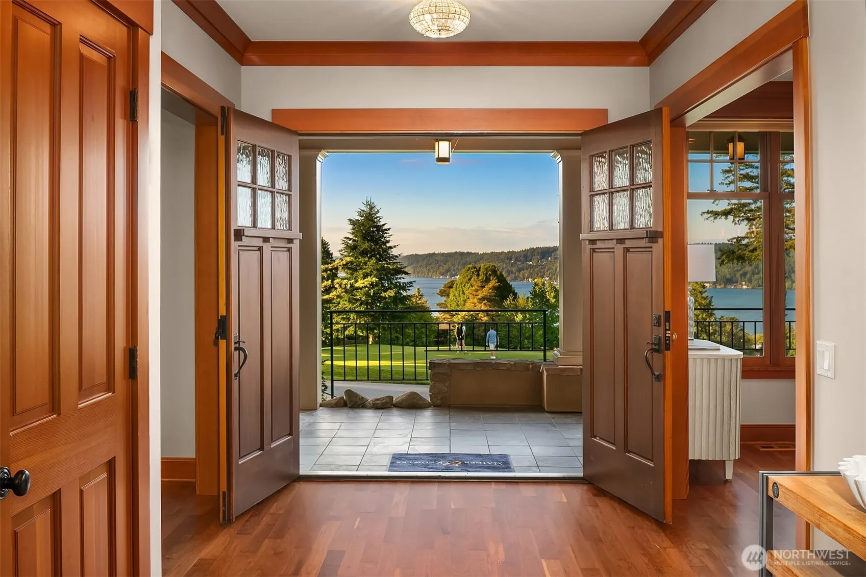Property photo for 8241 Lakemont Drive Ne, Seattle photo 2