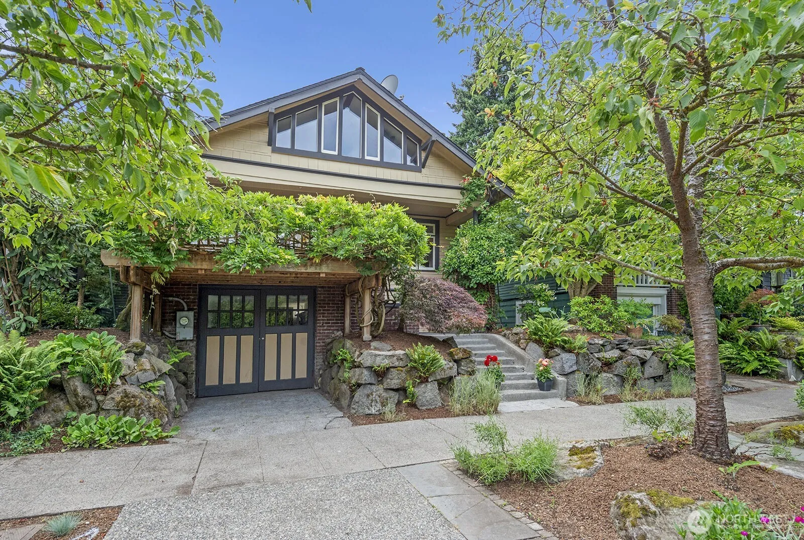 Property photo for 4628 Sunnyside Avenue N, Seattle photo 2