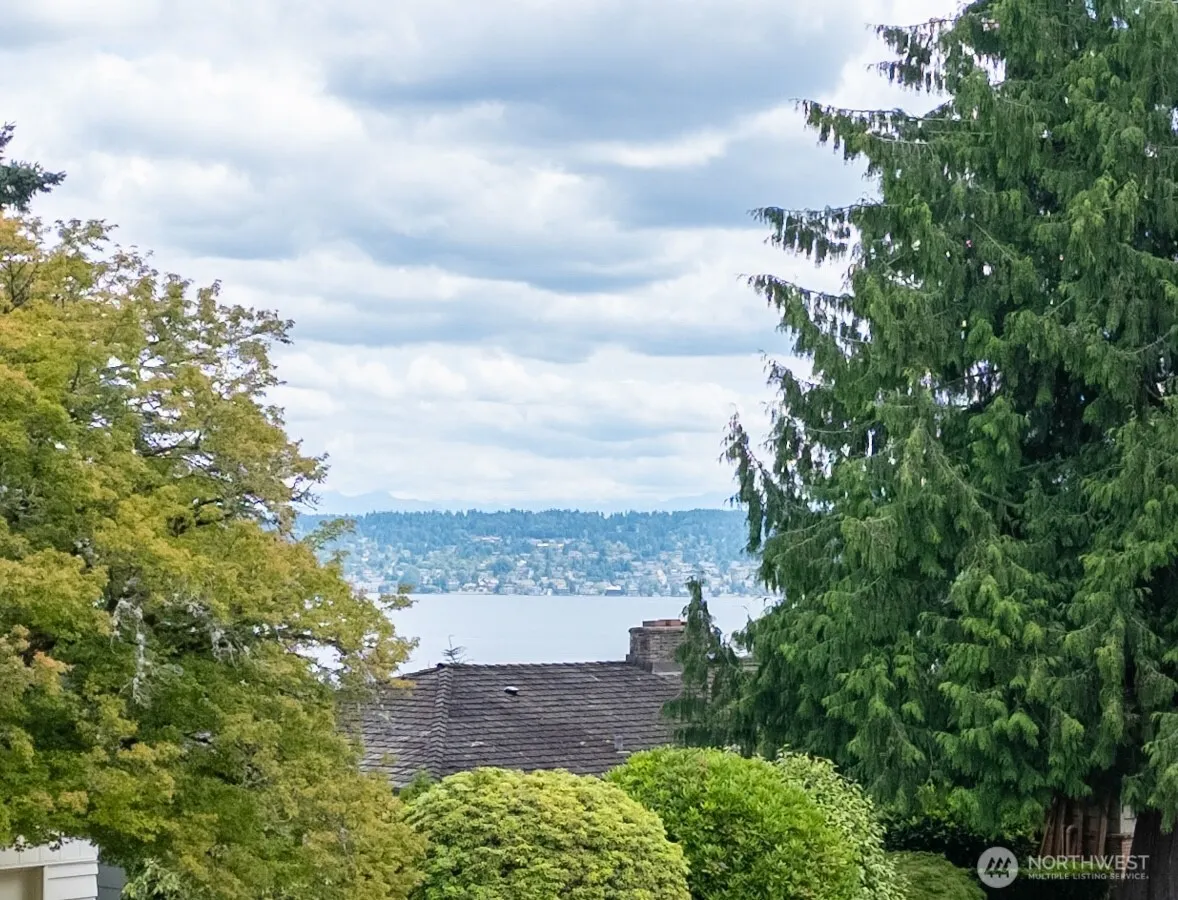 Property photo for 5025 Nicklas Place Ne, Seattle photo 2
