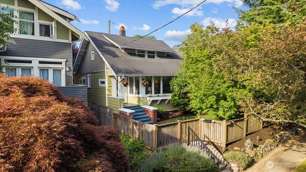 Property photo for 4055 Sw Prince St, Seattle photo 3