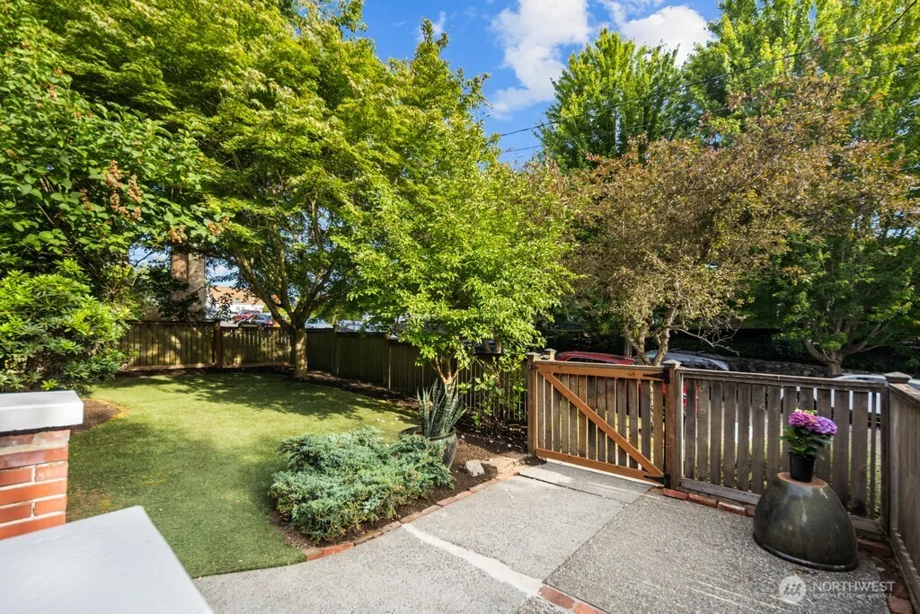 Property photo for 4055 Sw Prince St, Seattle photo 4