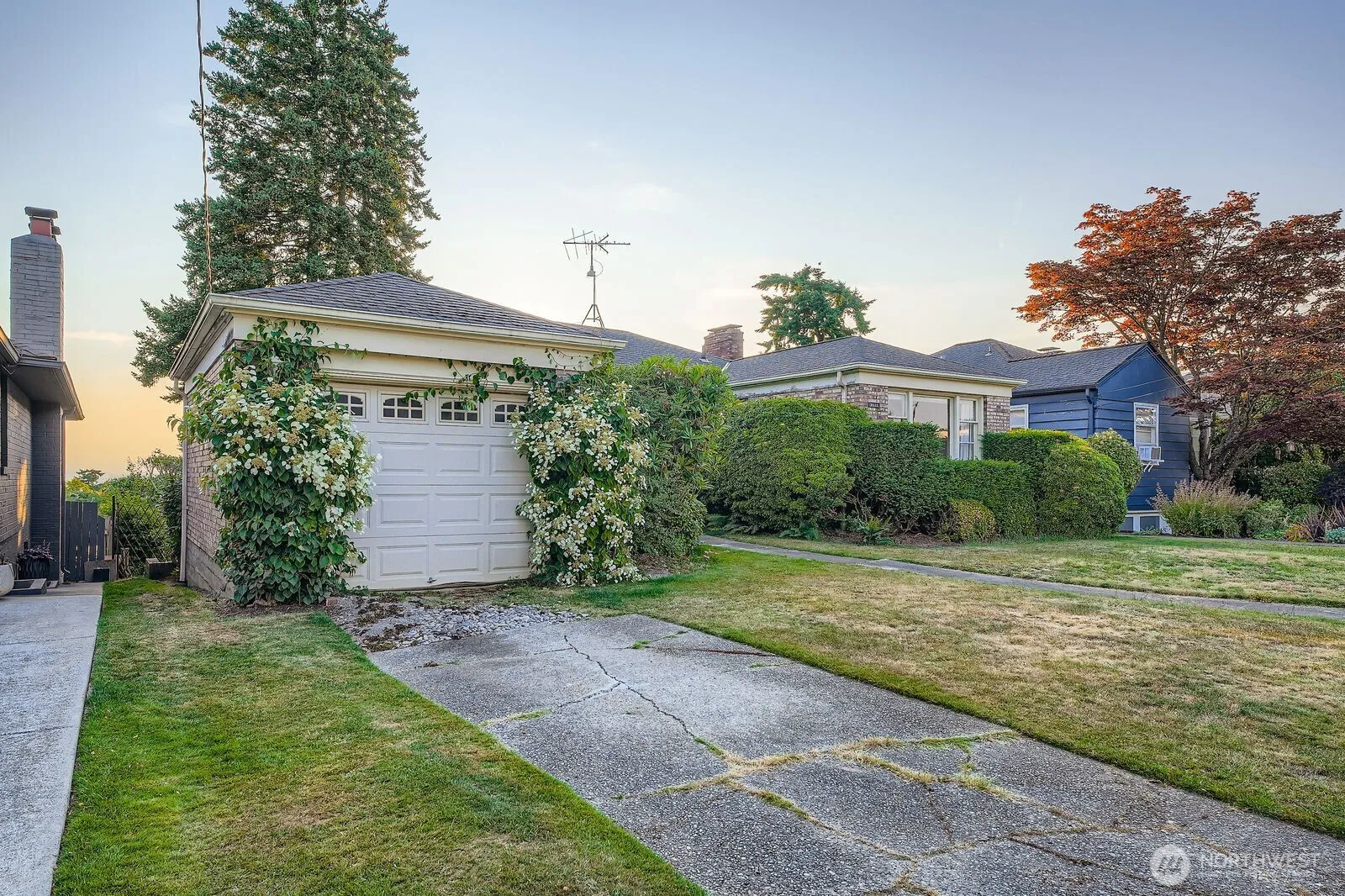 Property photo for 3041 52nd Avenue Sw, Seattle photo 2