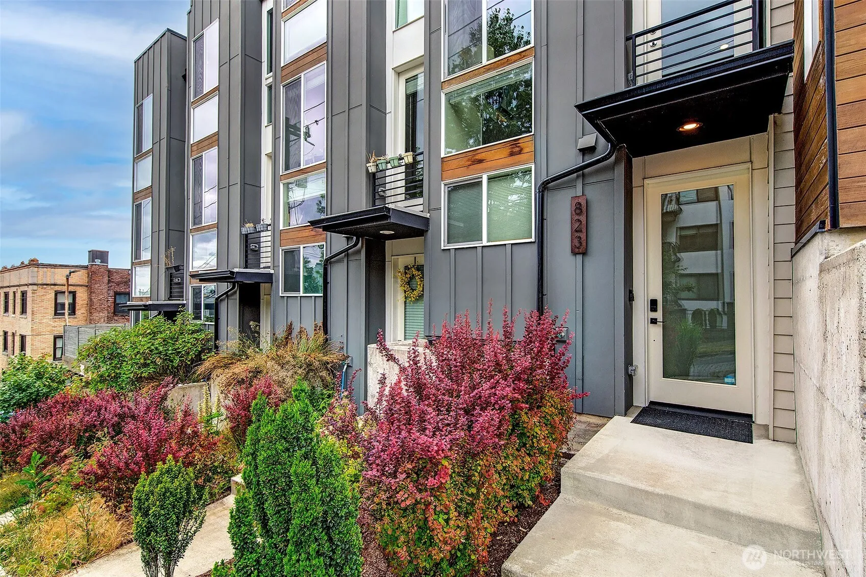 Property photo for 823 Warren Avenue N, Seattle photo 2