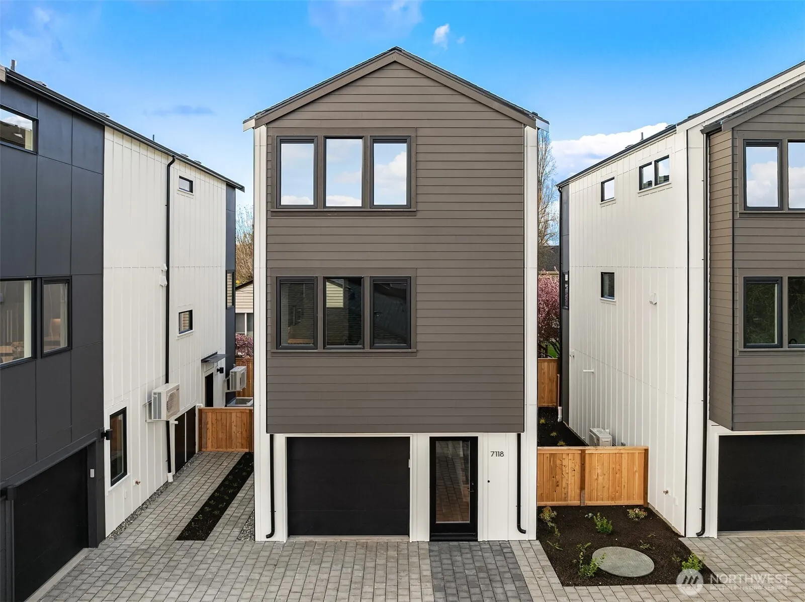 Property photo for 7118 44th Avenue S, Seattle photo 2
