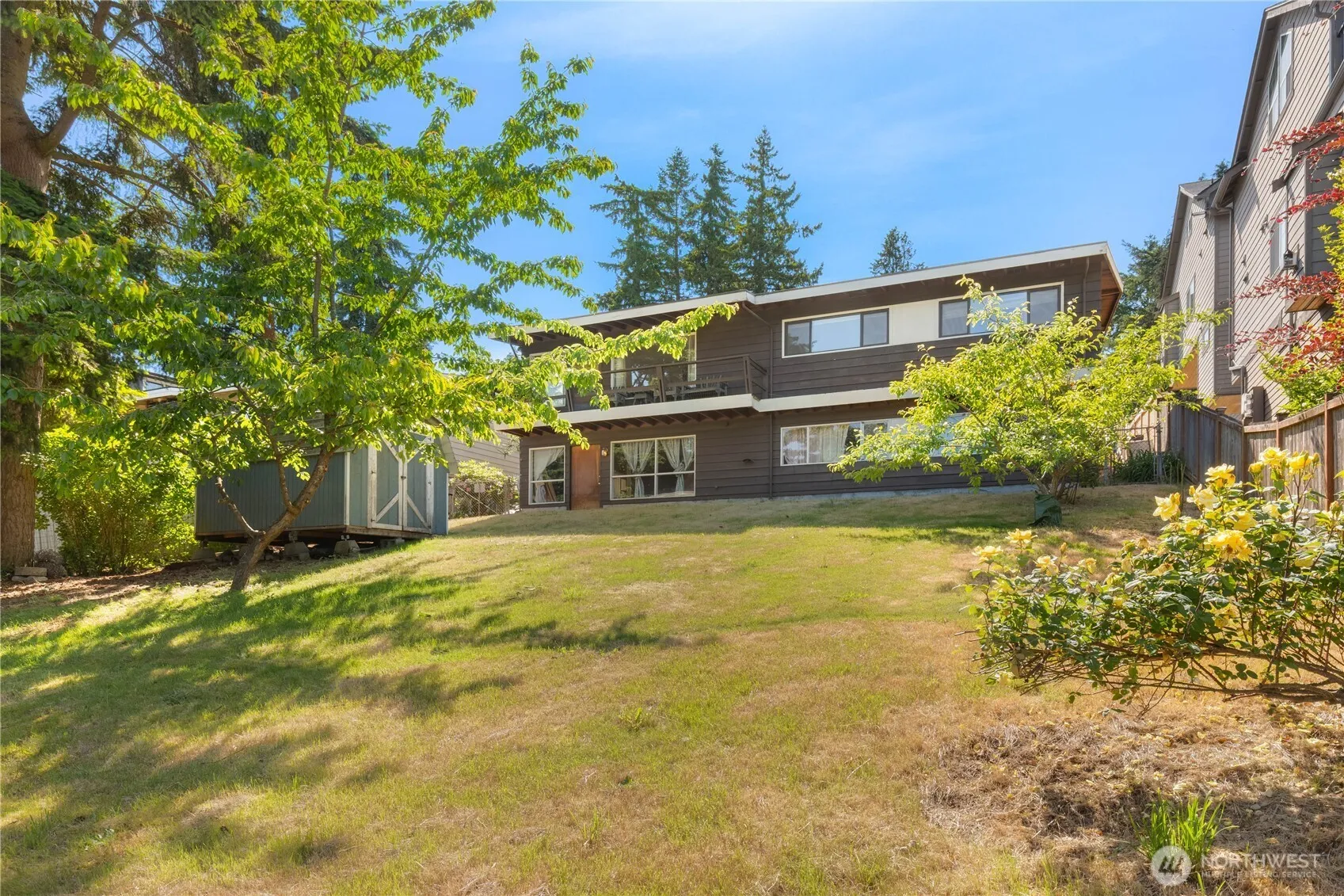 Property photo for 12034 Ne Roosevelt Way, Seattle photo 5