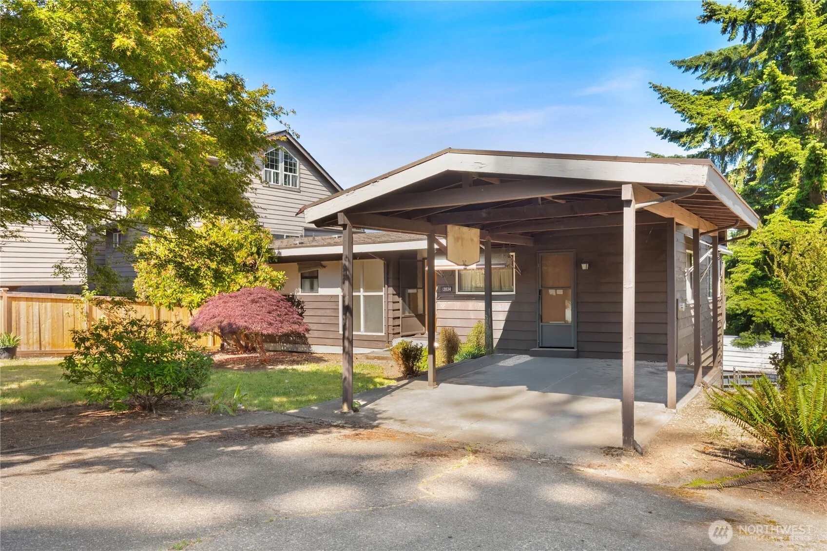 Property photo for 12034 Ne Roosevelt Way, Seattle photo 4