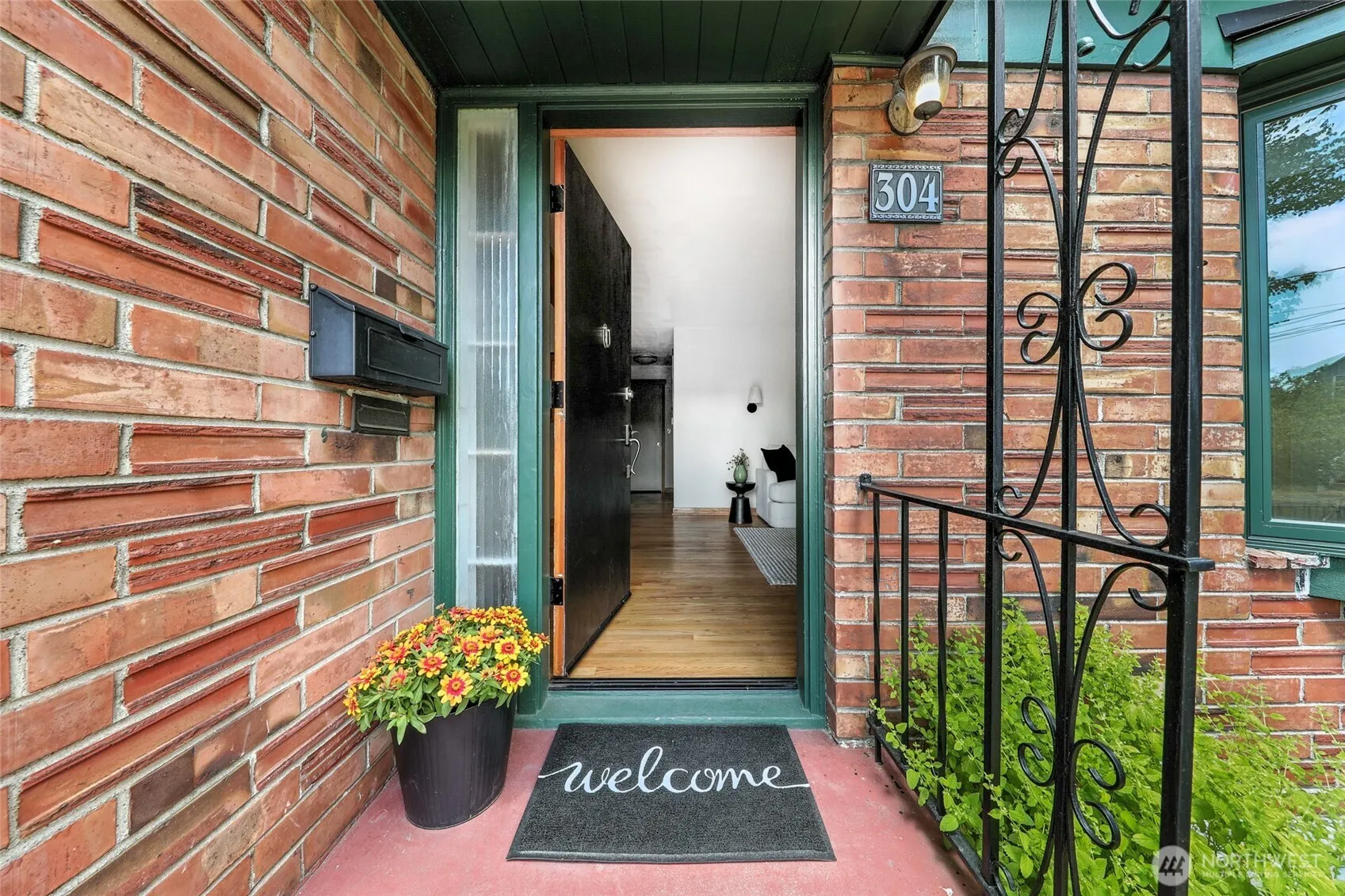 Property photo for 304 Nw 76th Street, Seattle photo 2