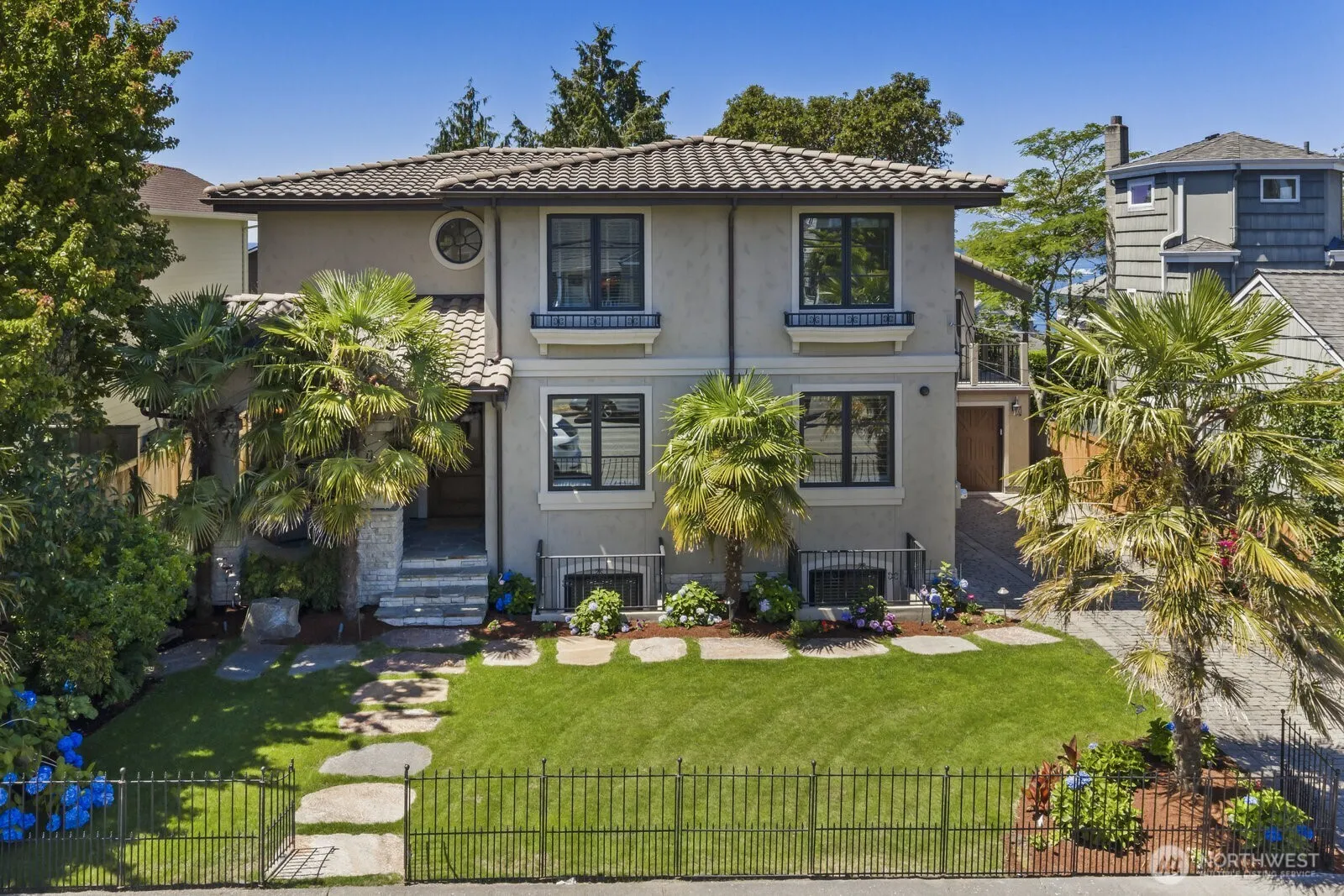 Property photo for 4043 55th Avenue Sw, Seattle photo 2