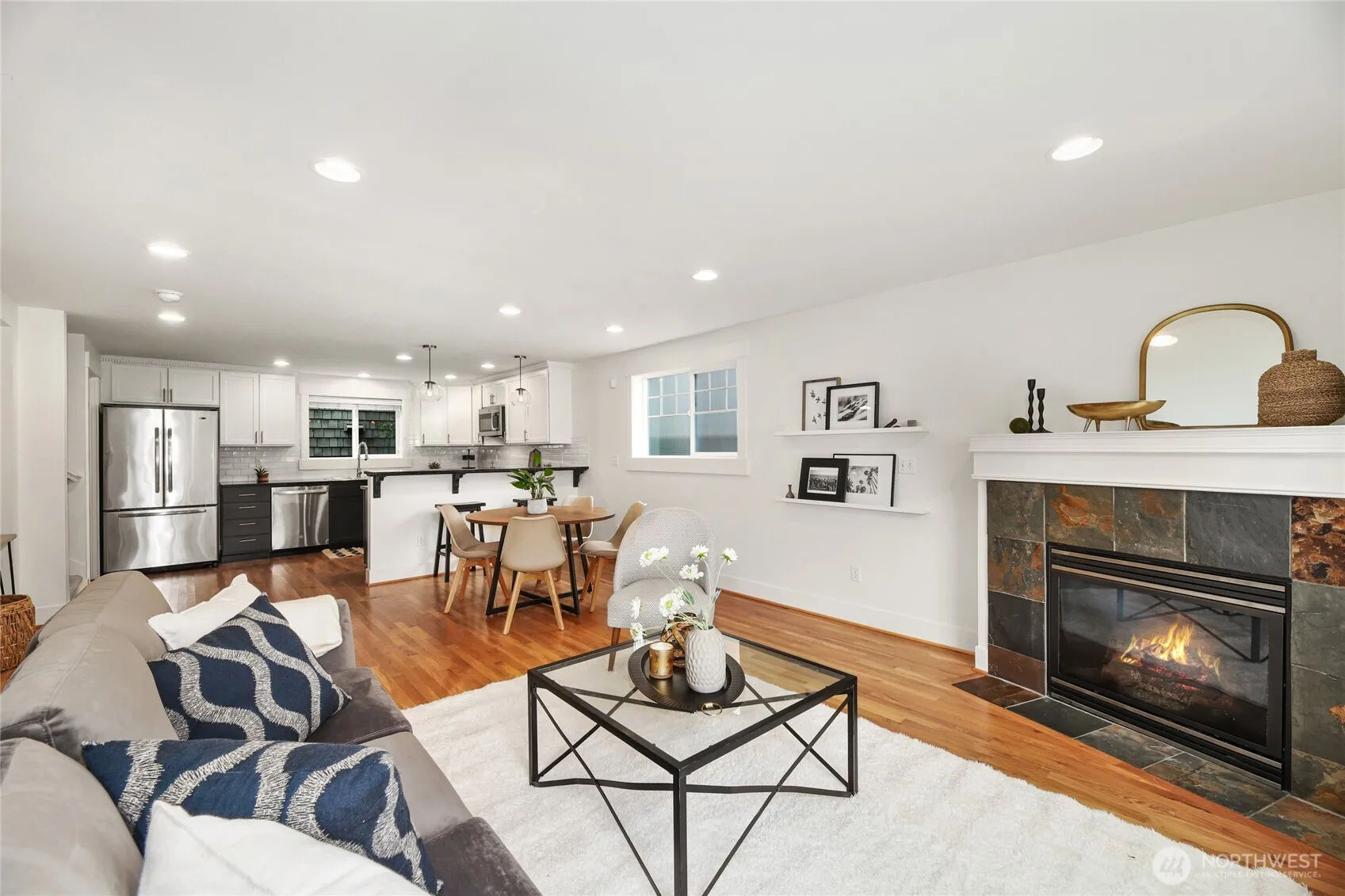Property photo for 9217 Roosevelt Way Ne #b, Seattle photo 2