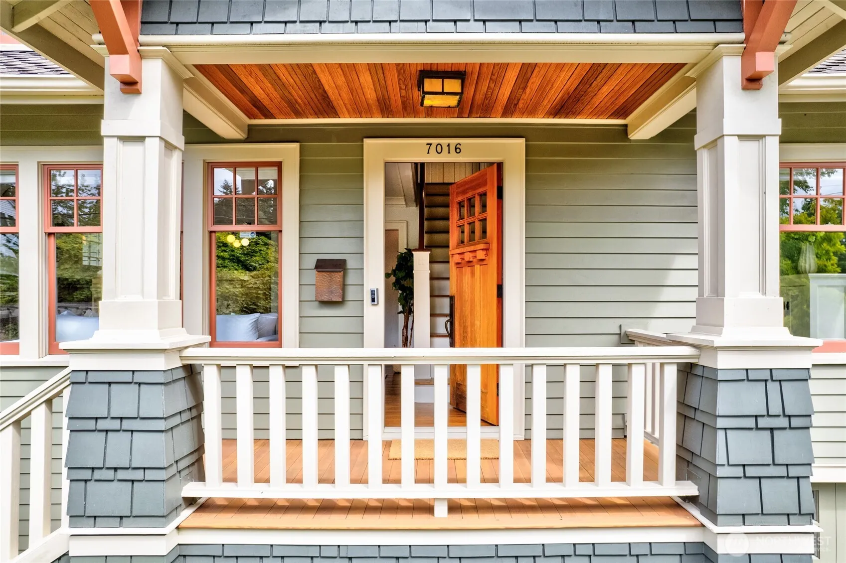 Property photo for 7016 Fremont Avenue N, Seattle photo 4