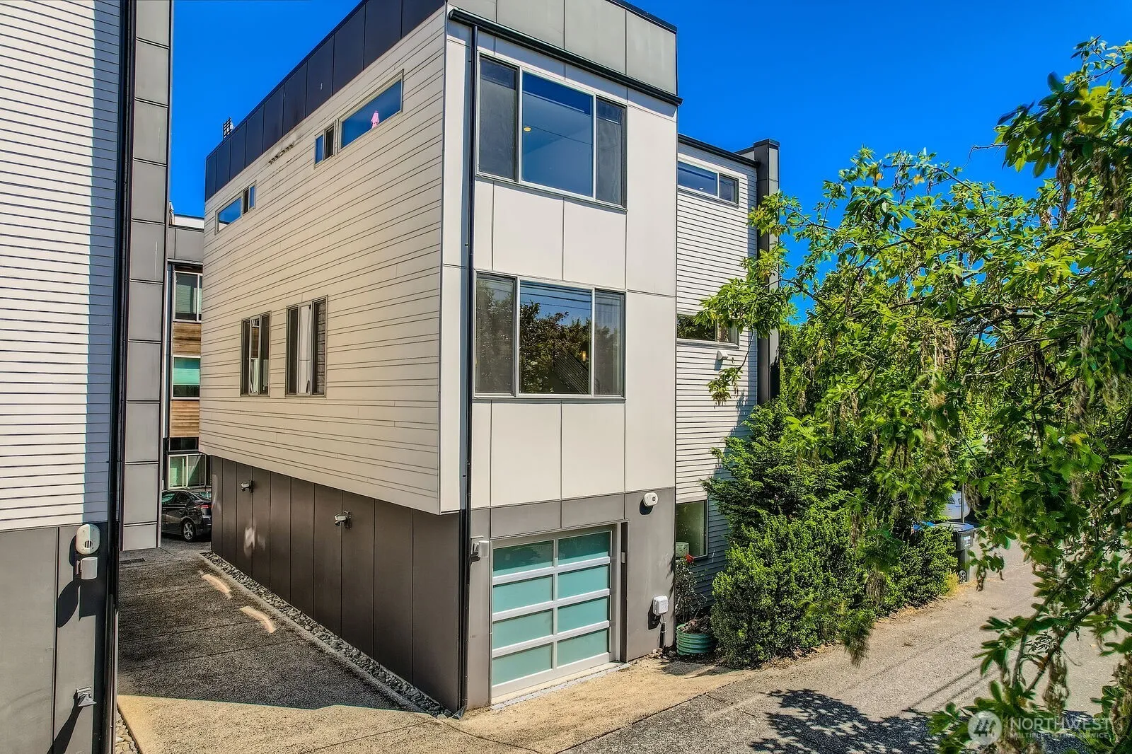 Property photo for 4033 California Avenue Sw, Seattle photo 2