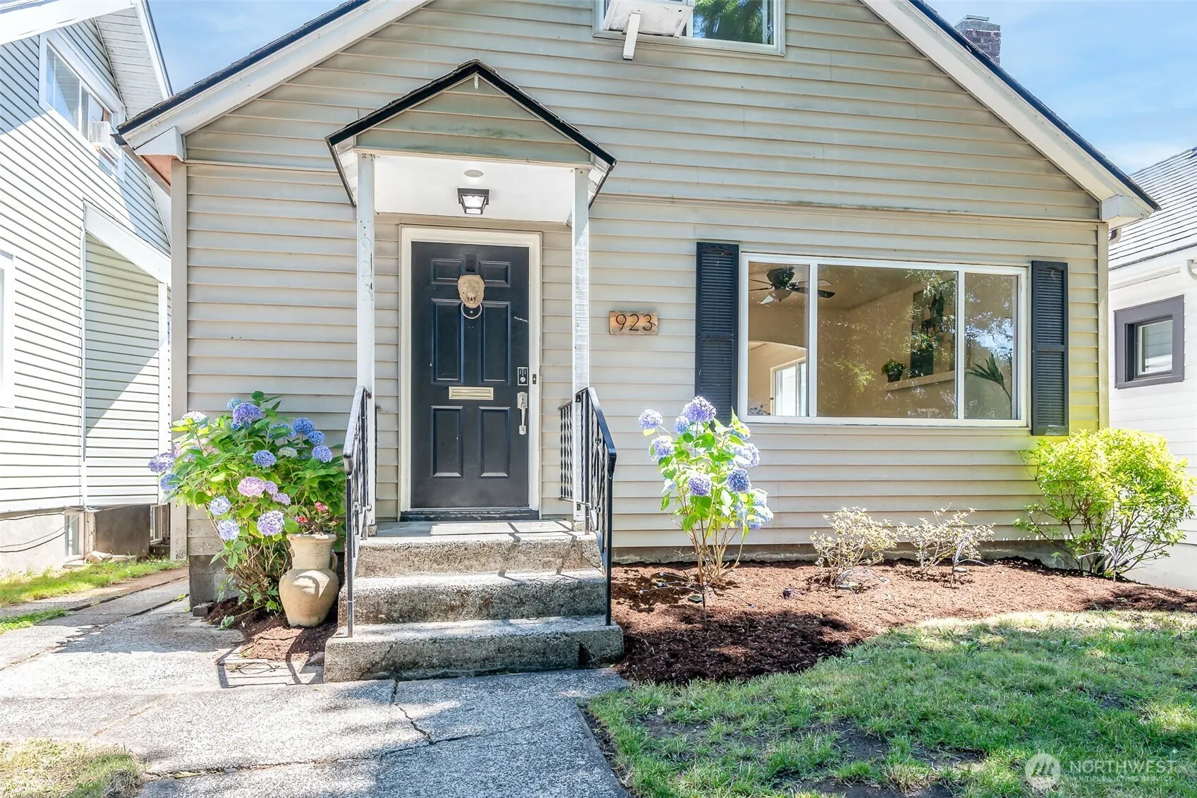 Property photo for 923 S Grant Avenue, Tacoma photo 2