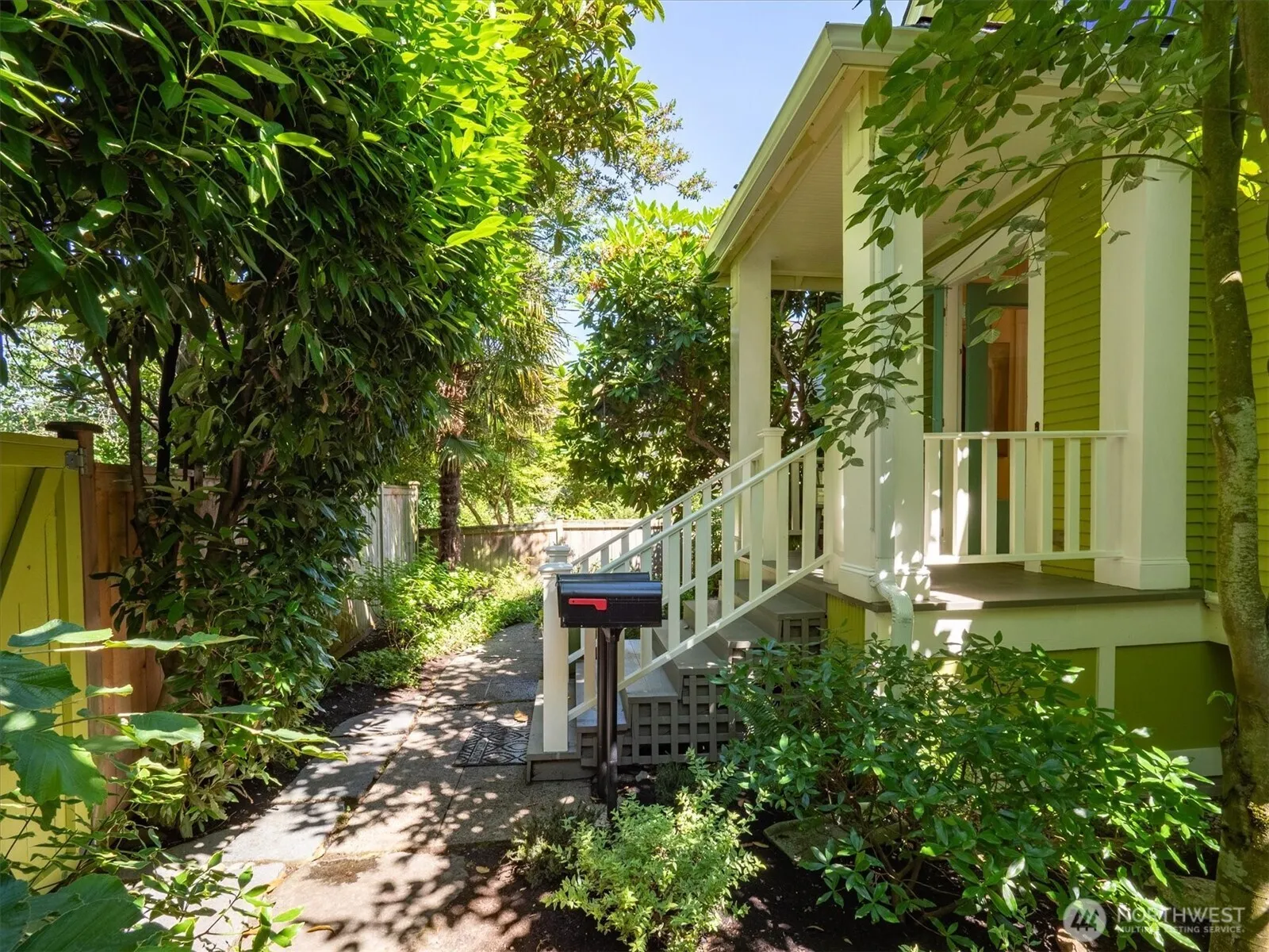 Property photo for 5618 Keystone Place N, Seattle photo 2