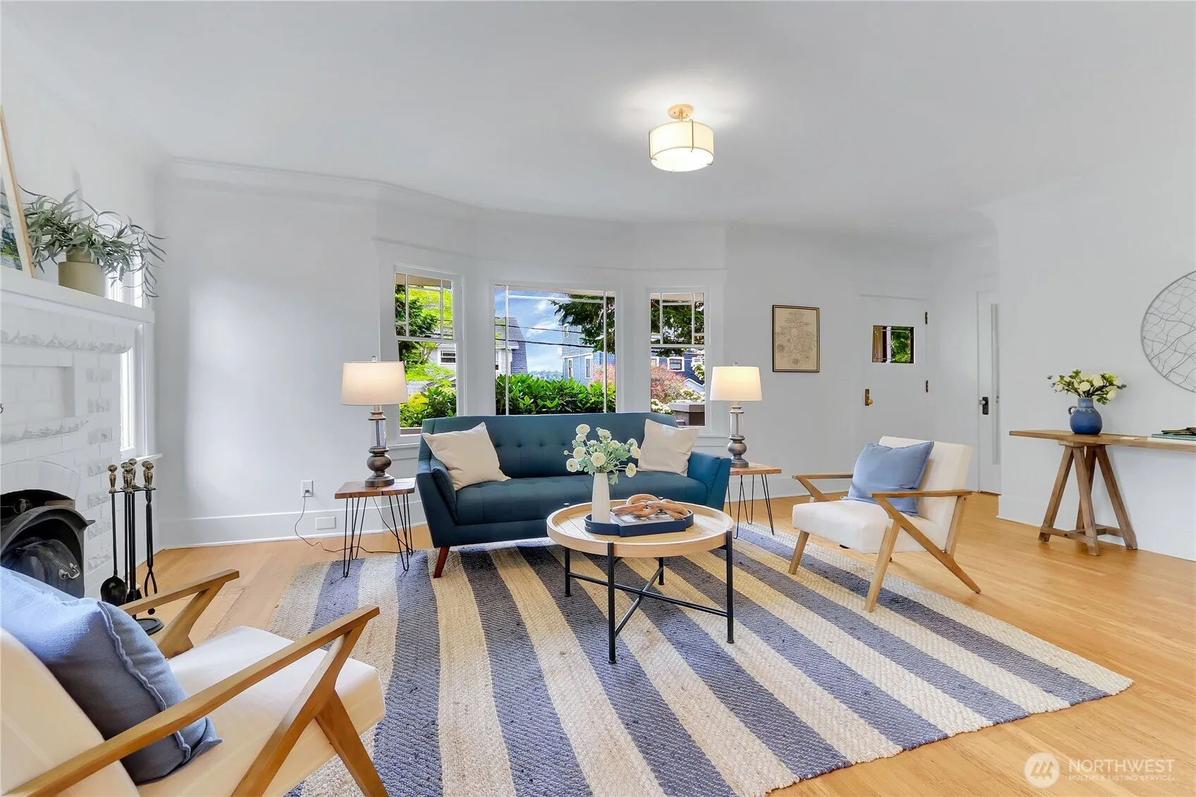 Property photo for 1523 4th Avenue N, Seattle photo 2