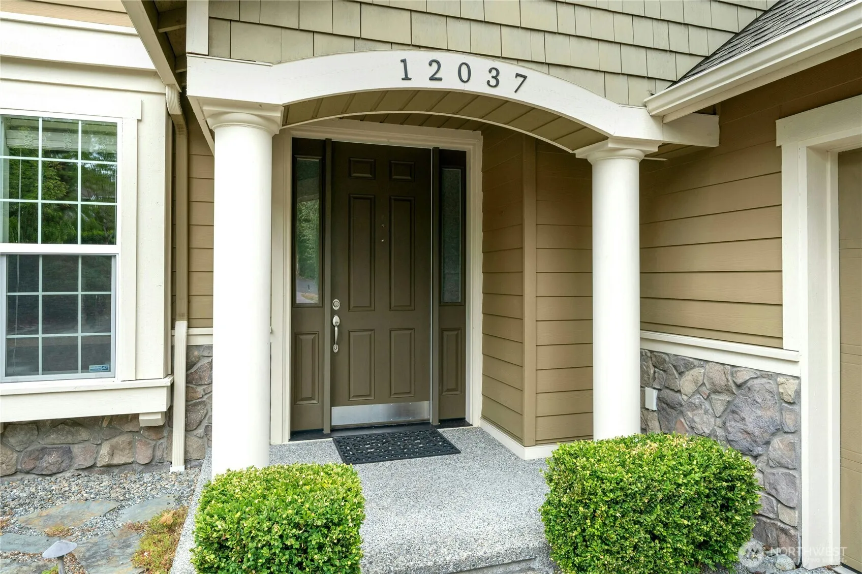 Property photo for 12037 165 Place Ne, Redmond photo 4