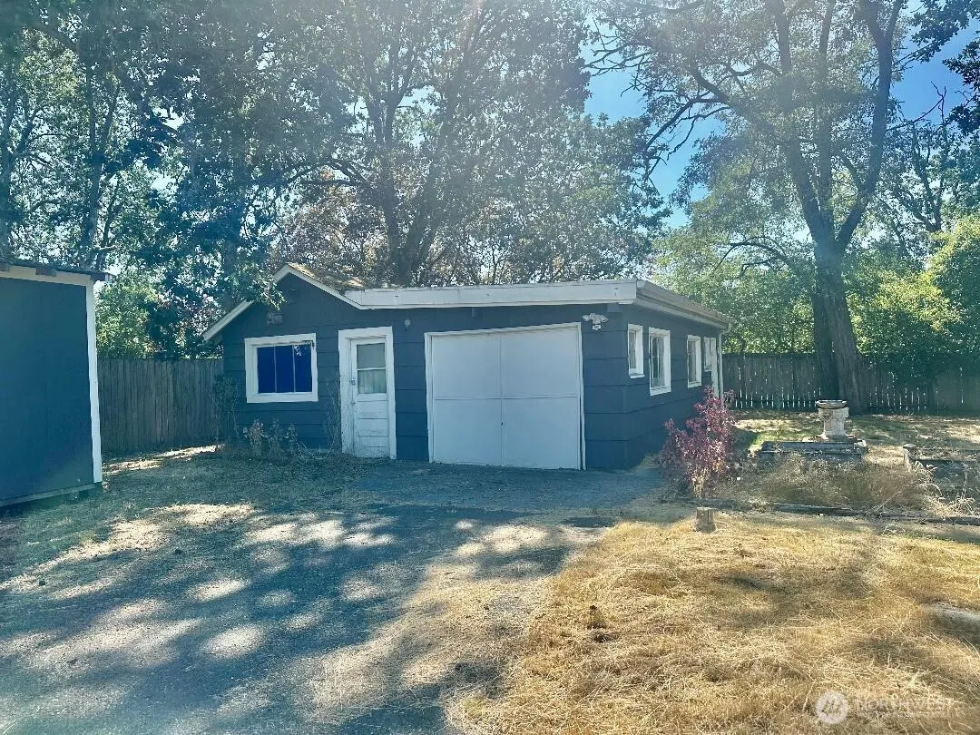Property photo for 928 107th Street Ct E, Tacoma photo 3
