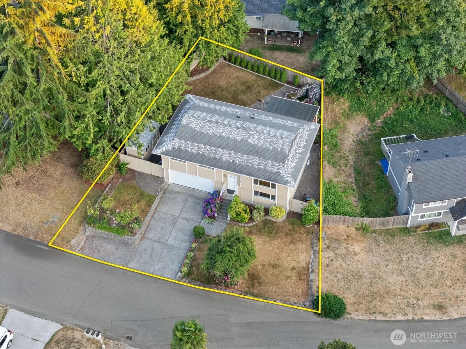 Property photo for 6814 Helena Drive Ne, Bremerton photo 2