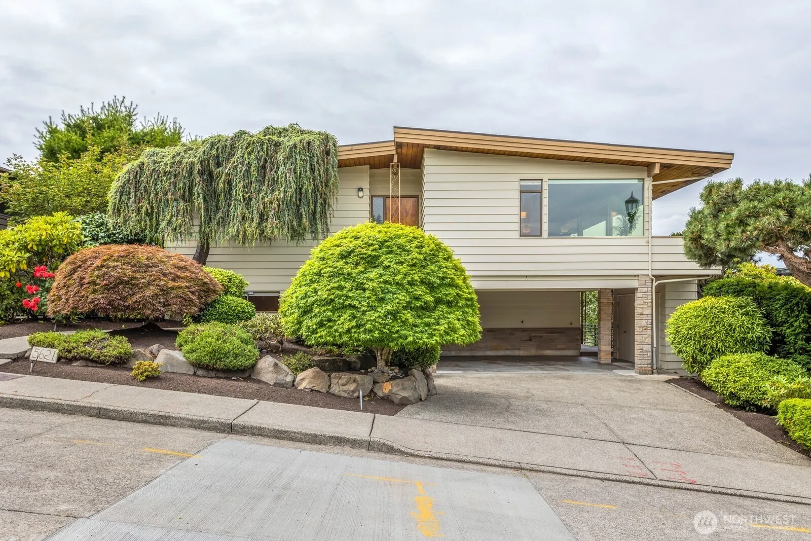 Property photo for 5621 Sw Manning Street, Seattle photo 2
