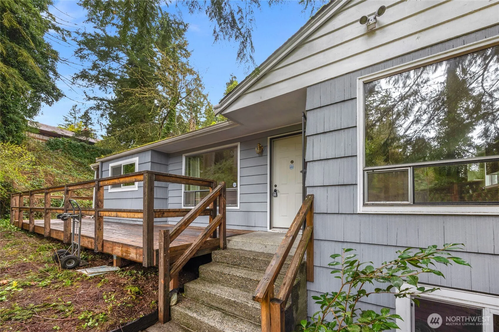 Property photo for 13909 4th Avenue Ne, Seattle photo 2