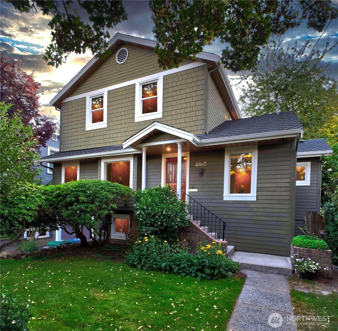Property photo for 2587 8th Avenue W, Seattle