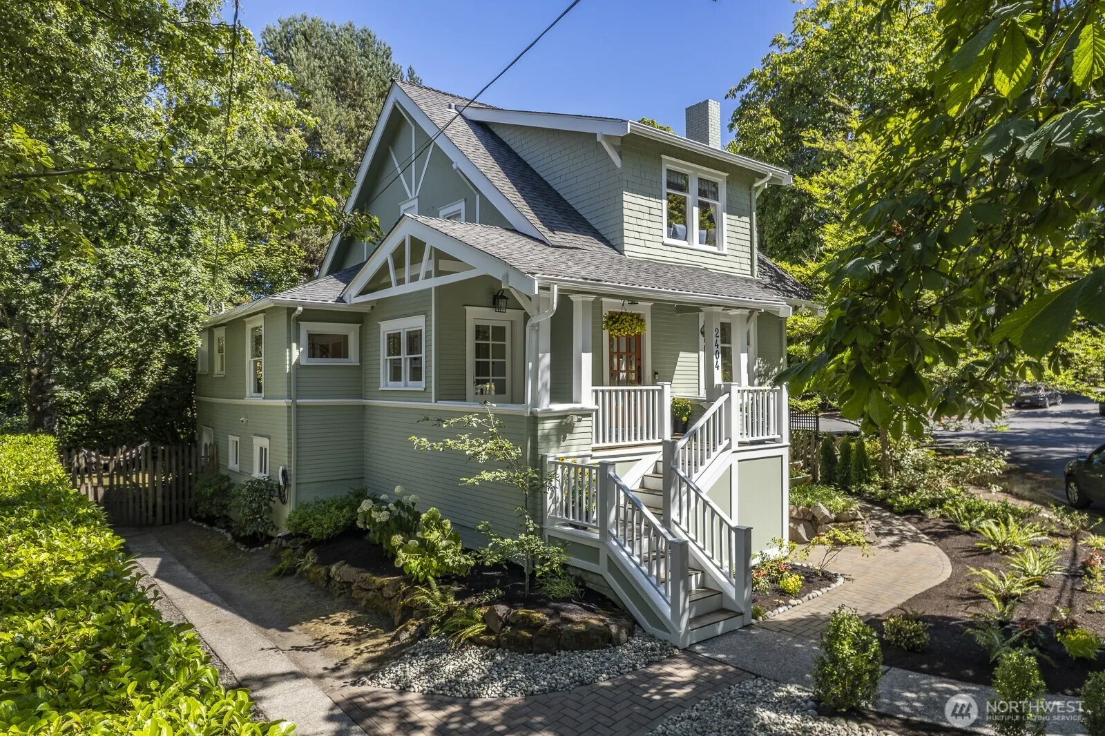 Property photo for 2404 2nd Avenue N, Seattle photo 2