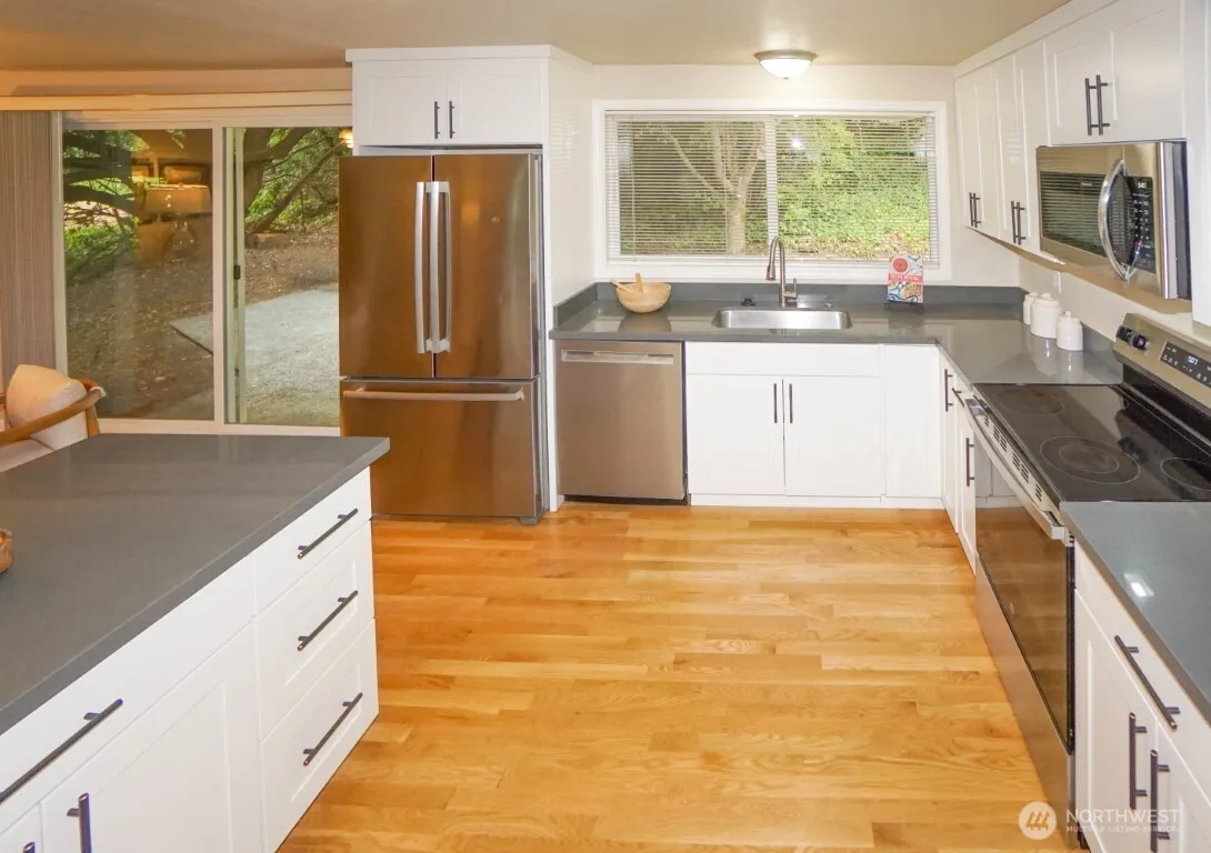 Property photo for 15934 Lake Hills Boulevard, Bellevue photo 2
