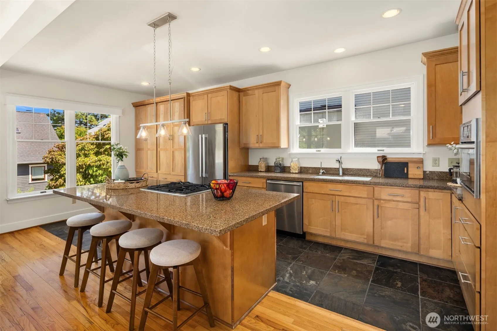 Property photo for 6633 Woodlawn Avenue N, Seattle photo 5