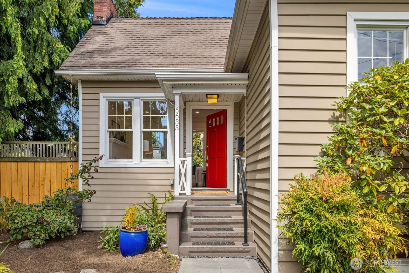 Property photo for 6633 Woodlawn Avenue N, Seattle photo 2