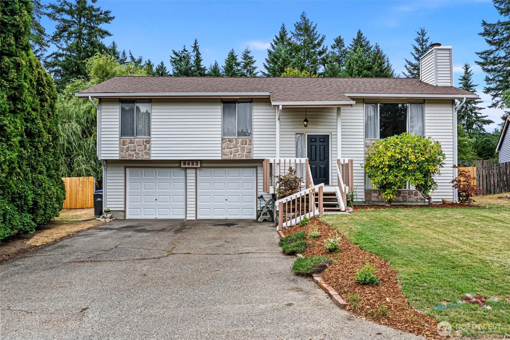 Property photo for 8423 Hickory Place Ne, Bremerton photo 2
