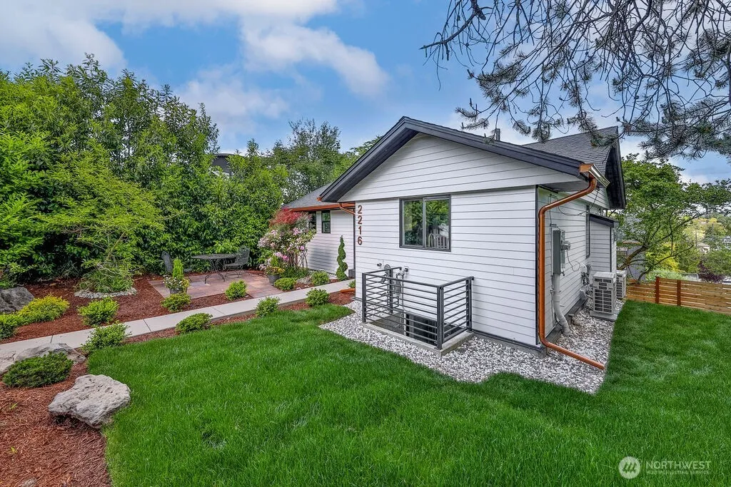 Property photo for 2216 18th Avenue S, Seattle photo 4