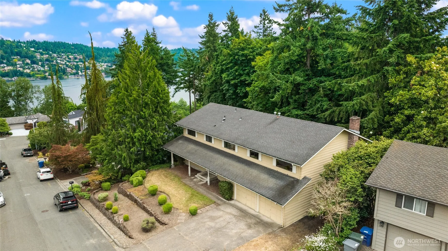 Property photo for 18513 Ne 19th Place, Bellevue photo 2