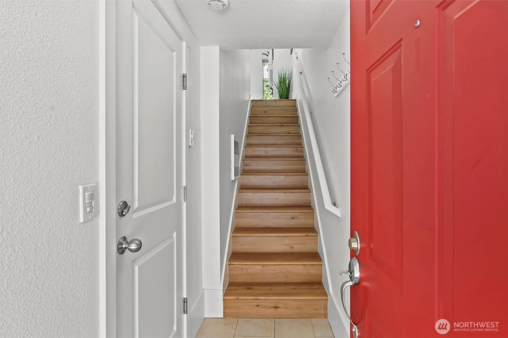 Property photo for 718 Nob Hill Avenue N #b, Seattle photo 5