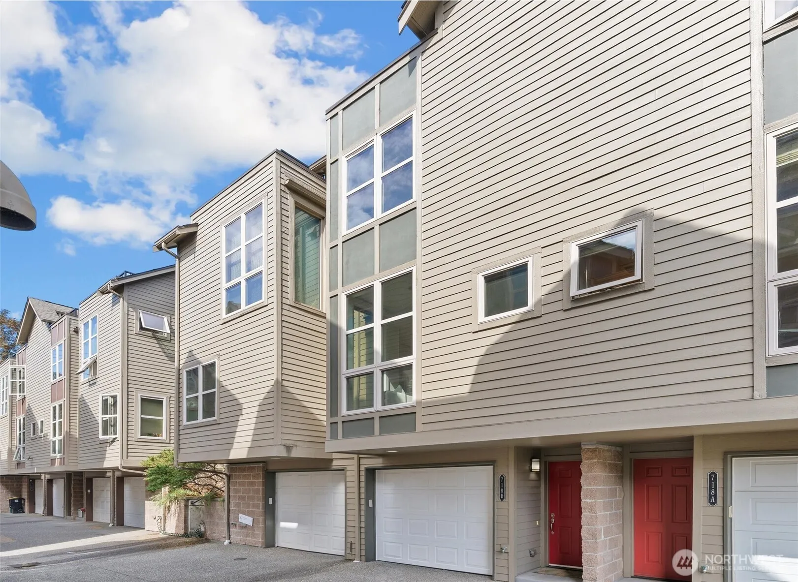 Property photo for 718 Nob Hill Avenue N #b, Seattle photo 3