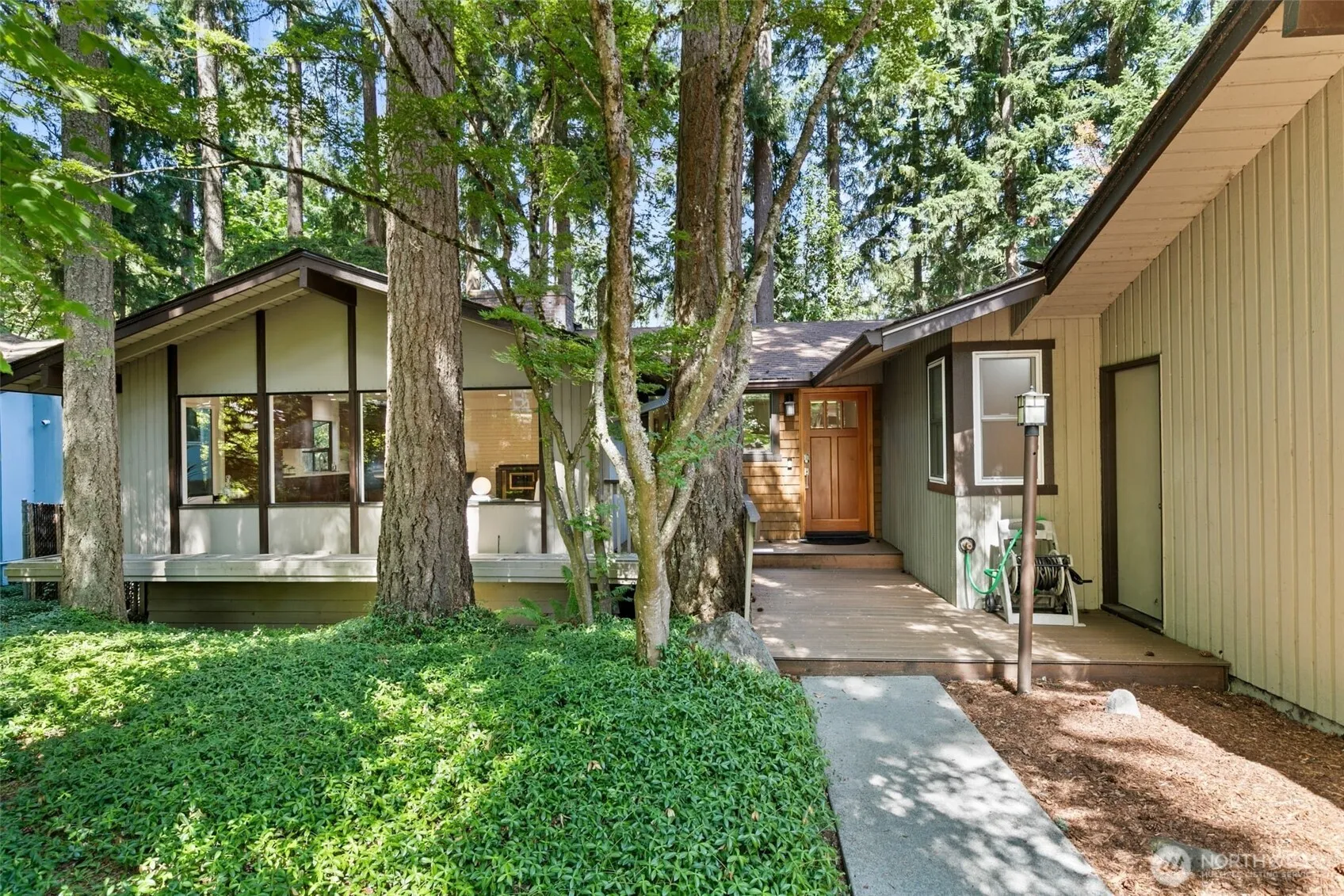 Property photo for 15916 Se 42nd Place, Bellevue photo 2