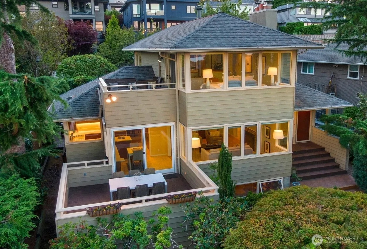 Property photo for 6845 52nd Avenue Ne, Seattle photo 2