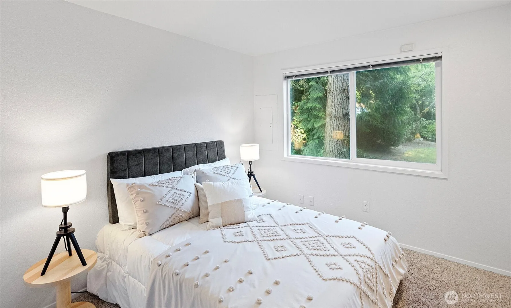Property photo for 13600 4th Avenue Ne, Seattle photo 3