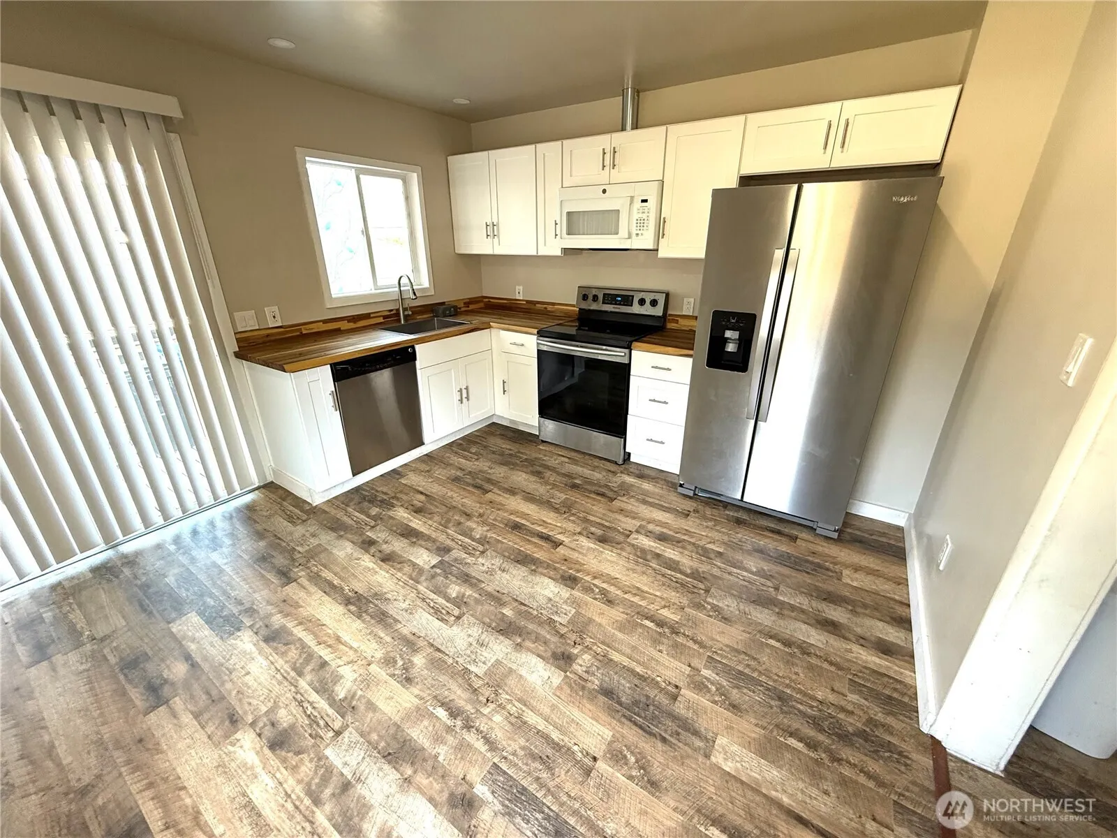 Property photo for 4038 34th Avenue Sw, Seattle photo 4