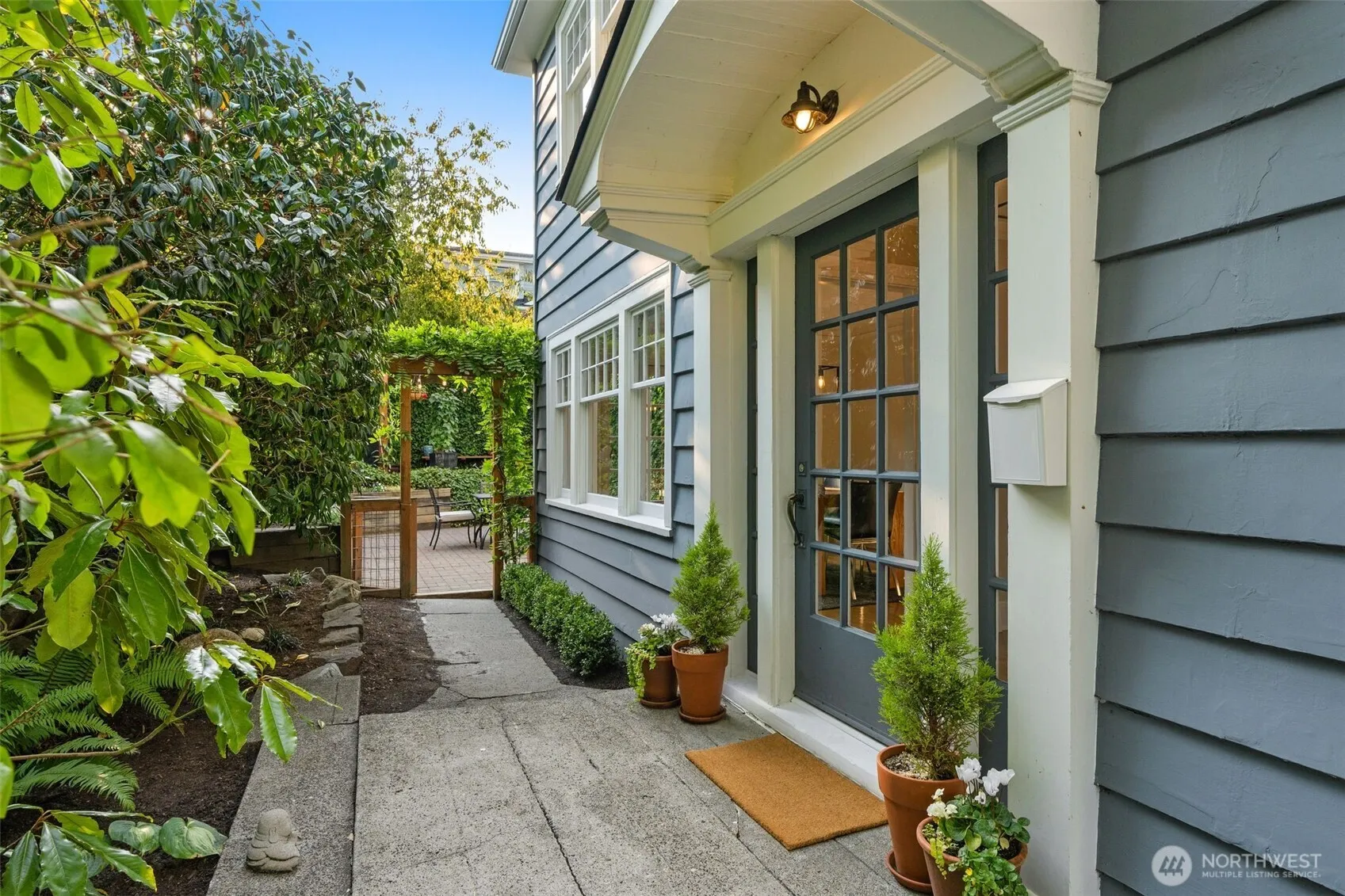 Property photo for 2553 Warren Avenue N, Seattle photo 3
