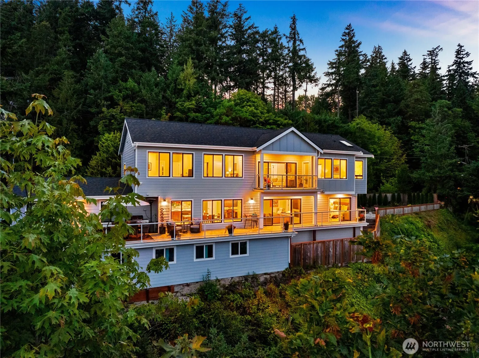 Property photo for 670 W Lake Sammamish Parkway Ne, Bellevue