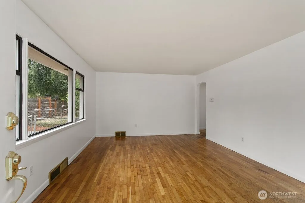 Property photo for 8117 16th Avenue Sw, Seattle photo 4