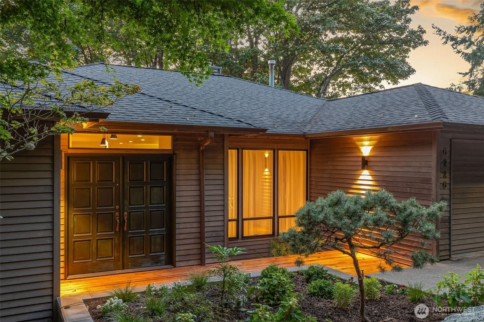 Property photo for 5225 Sw Jacobsen Road, Seattle photo 3