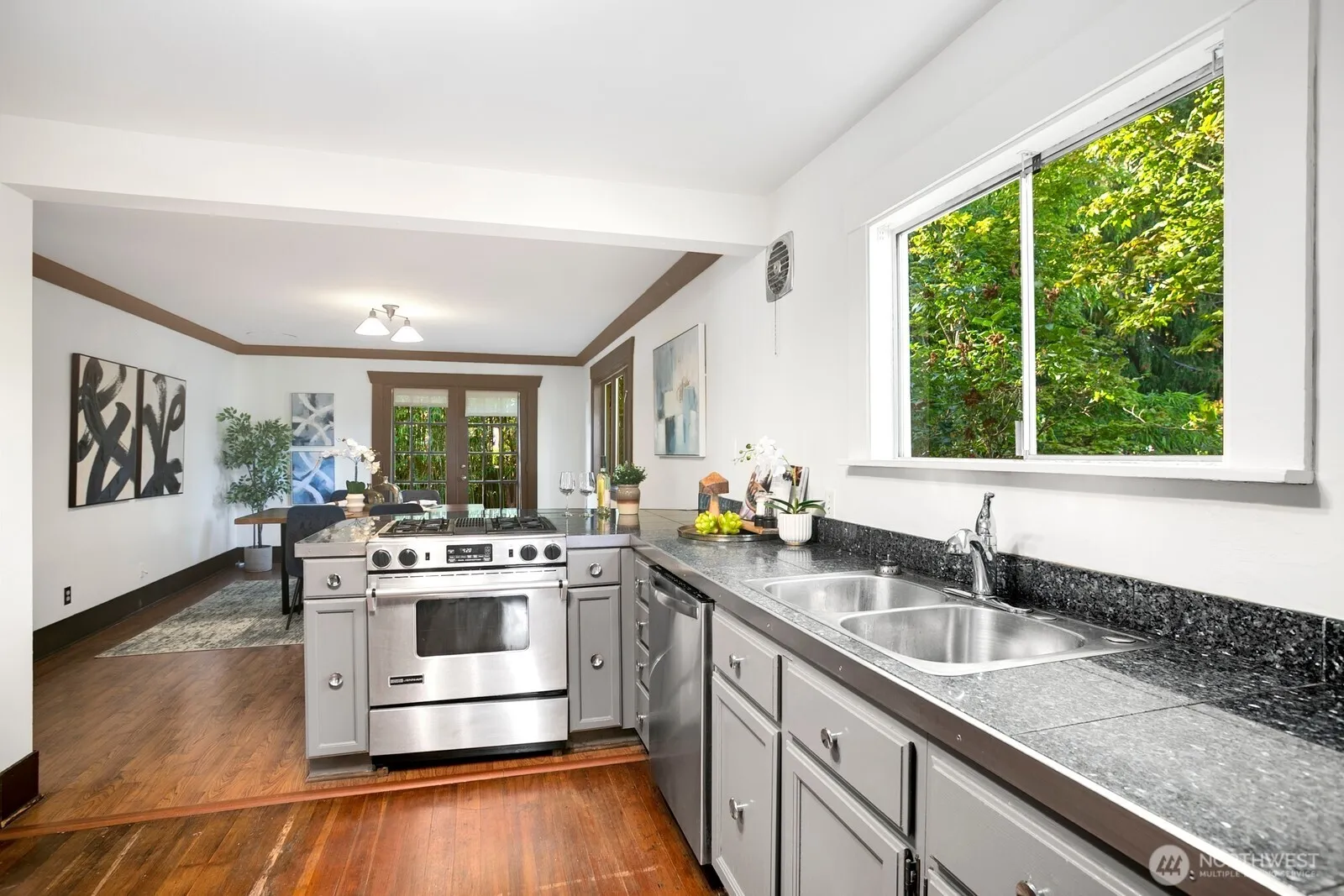 Property photo for 5037 Bowen Place S, Seattle photo 4